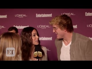 Exclusive logan paul and chloe bennet are the goofiest, cutest pair on the red carpet watch!