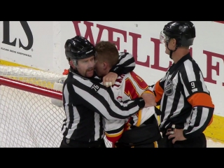 Tempers flare as tkachuk gets under skin of simmonds, flyers