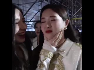 Hyejoo is crying and heejin just goes squish d