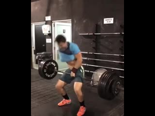 Спортсмен делает толчок штанги одной рукой