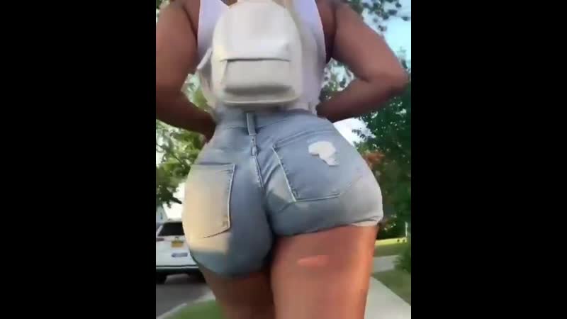 Big ass, big booty bolshaia popka v shorta