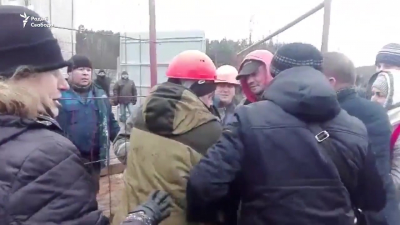 Абаронца курапатаў прыкаваў сябе да бампэра маза будаўнікоў відэа