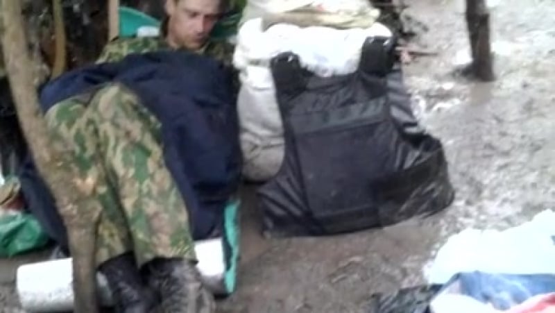 Бійцям на блокпосту доводиться спати під дощем у болоті