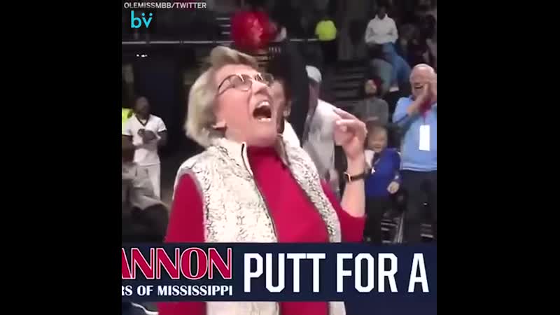 84 летняя бабуля точным ударом клюшкой отправляет мяч в цель на дистанции 94 фута (почти 28,5 метров) и выигрывает автомобиль