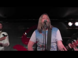 Ze батлz bottles rainin down