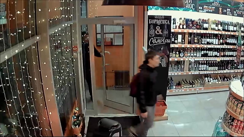 В магазине воруют самогон