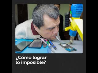 Reparador uzbeko arregla radios con la boca