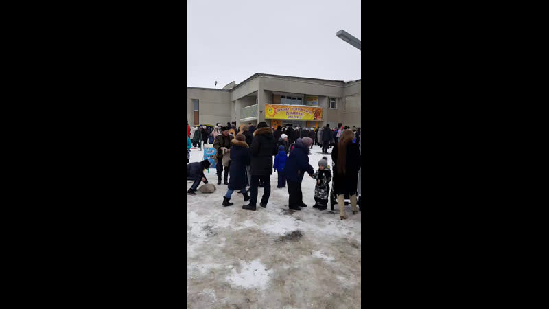 Праздничные гуляния возле колорита