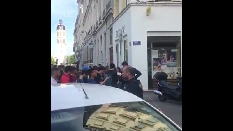 В лионе на оживленной улице произошел мощный взрыв