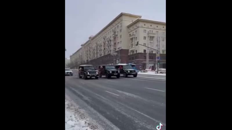 В прошлых выходные в столице 3 иномарки перекрыли тверскую улицу, для съёмок эффектного видео в тикток