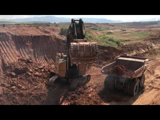 Cat 6040 mining excavator loading hitachi dumpers