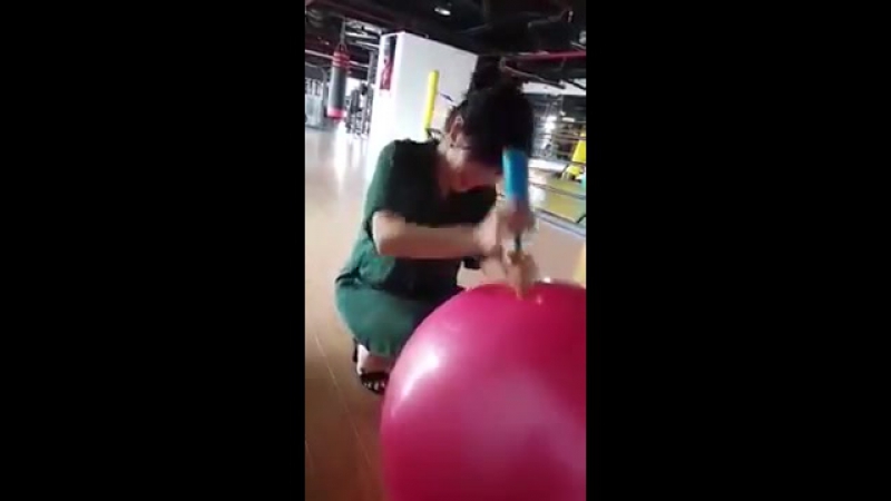 Попросили девушку мяч насосом накачать