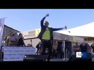 Francesco gabbani bagno di folla nella sua carrara