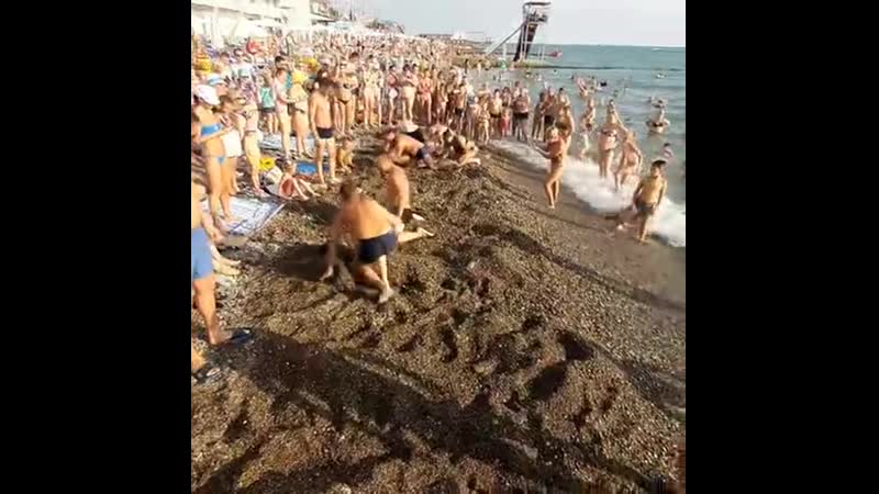 В сочи отдыхающие закопали в песок своих жен на конкурсе