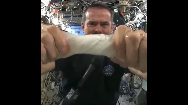 Выжимание мокрой тряпки в невесомости