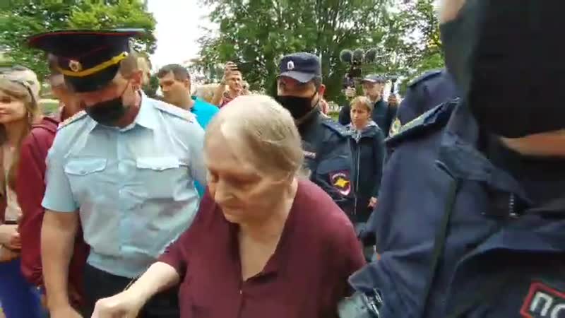 Полицаи в петербурге задерживают опасного экстремиста на акции памяти валерии новодворской