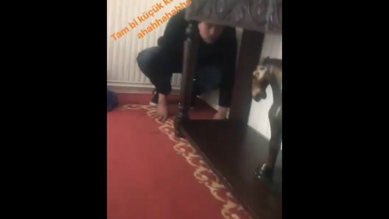 Идрис за кадром