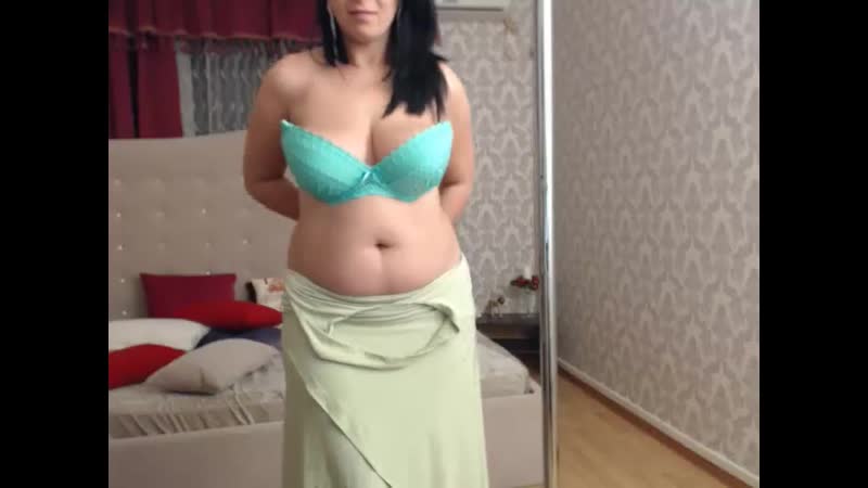 Грузинка или турчанка зарабатывает на квартиру в питере, чтобы пить вино и курить в окно и смотреть на лиговский проспект