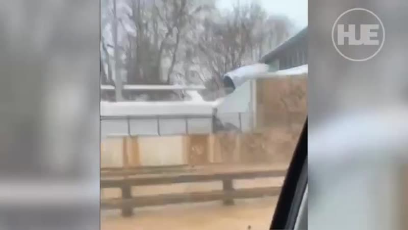 В москве прорвало дамбу, образовался грязевой водопад