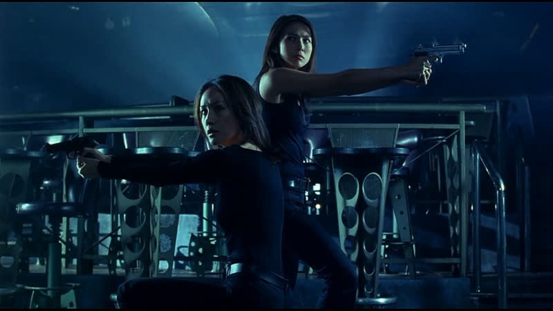 Обнаженное оружие (2002) hd