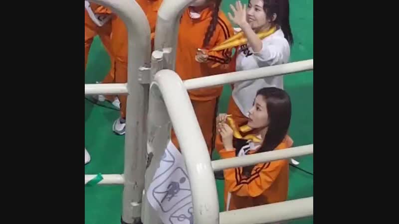 190107 izone in isac 2019 hyewon and fans