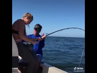 Девушка поймала морского сома