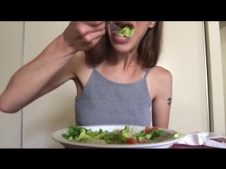 Асмр / asmr mukbang׃ eating a salad (crunching sounds, no talking)