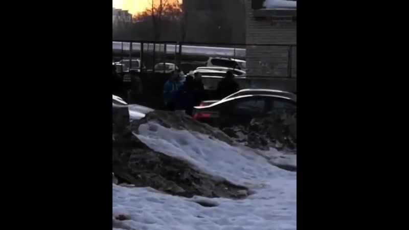 В саратове водитель заблокировал въезд скорой, которая везла больного ребенка