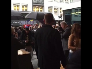 Leo and antonela arriving at the hotel