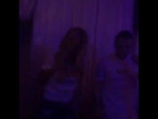 Виктория лопырева танцует под трек "мокрая девочка"