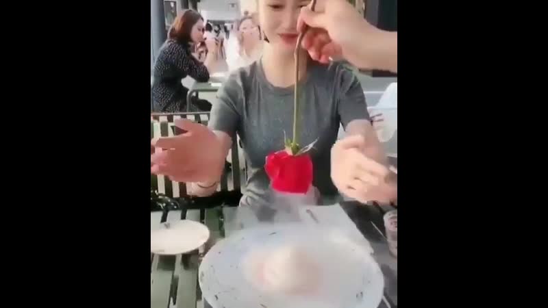 Интересная подача мороженого mp4