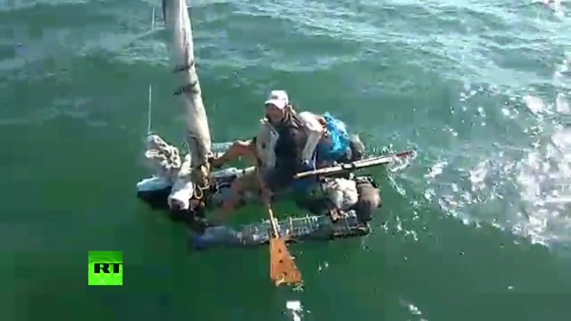 Пограничники выловили плывущего в крым на плоту из бутылок мужчину