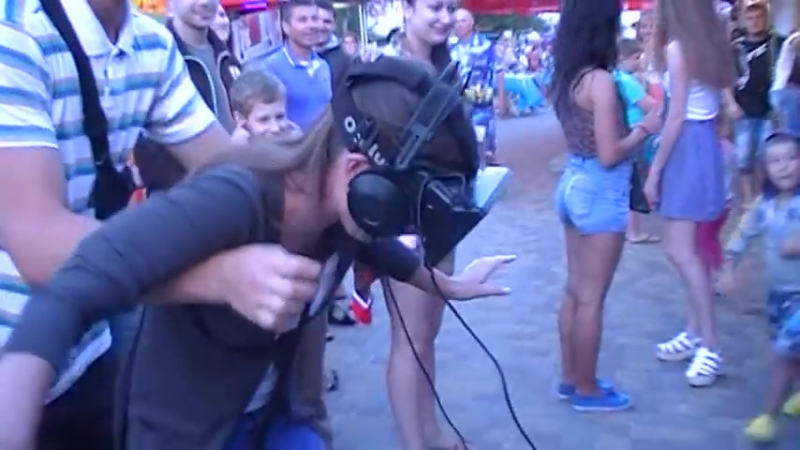 Девушка думает, что срывается с километрового обрыва в очках vr (очки виртуальной реальности фильмы приколы +100500 3д порно hd