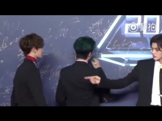 180819 приезд yuehua на мероприятие asian new music chart award 2018