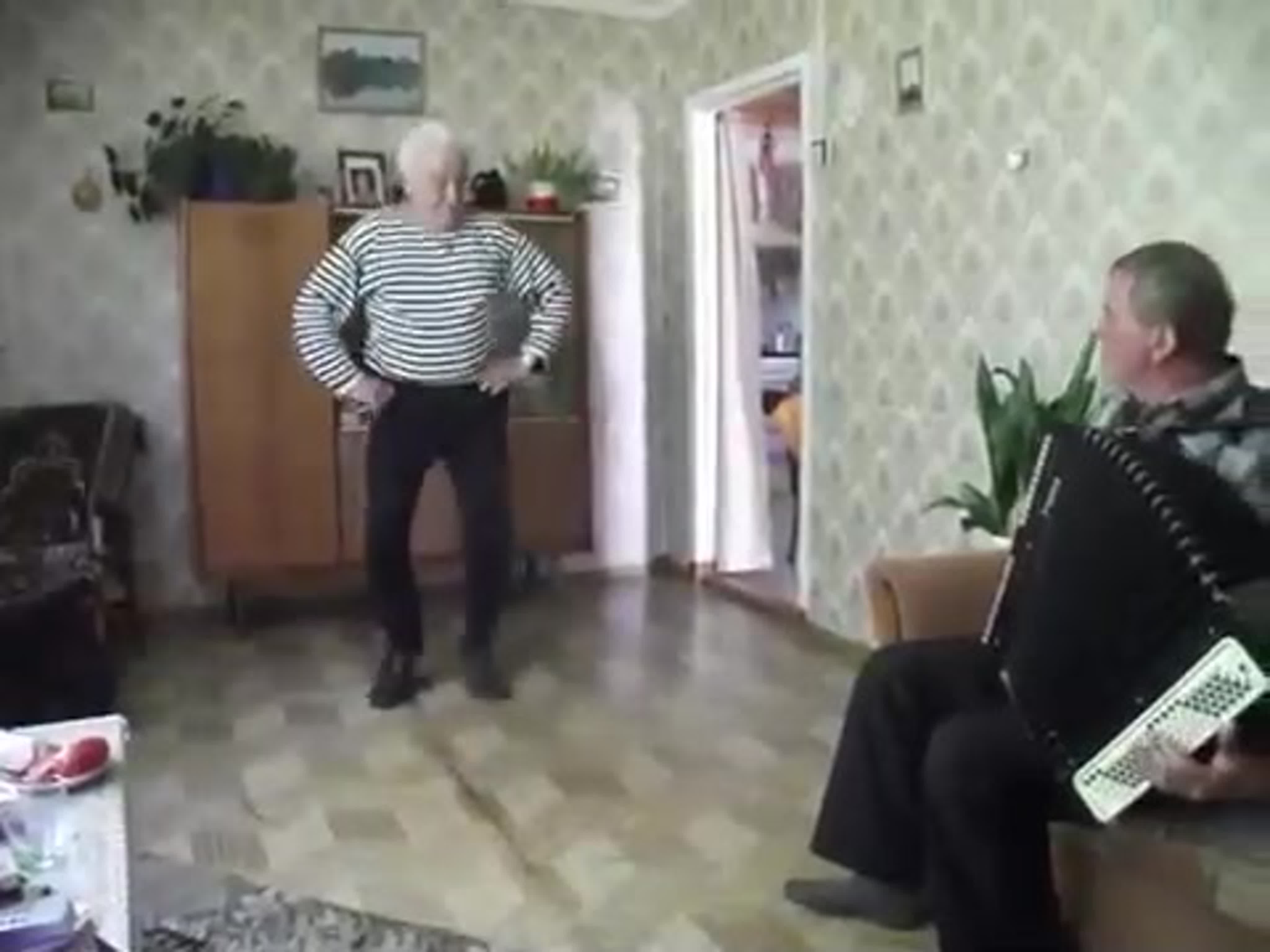 Дед танцует яблочко в 75 лет - BEST XXX TUBE
