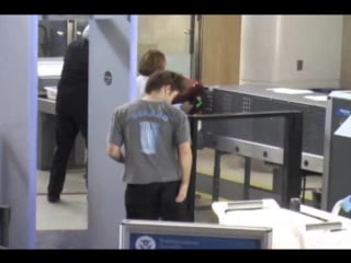 Robert pattison and kristen stewart at lax airport, 2008