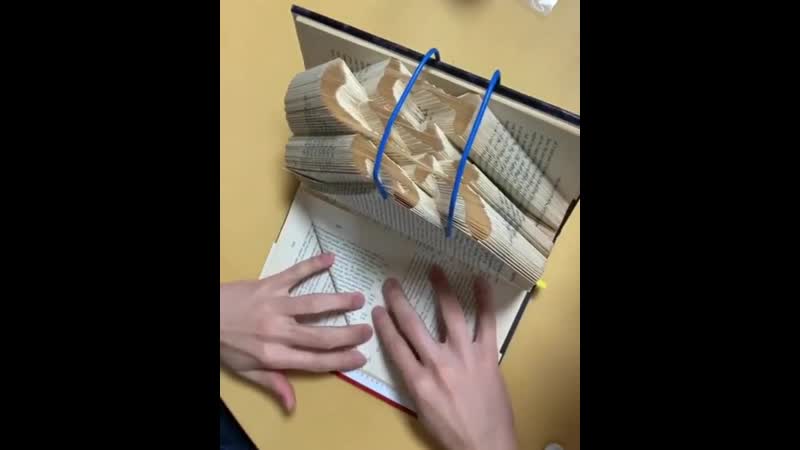 Японский художник создаёт такие шедевры из книг