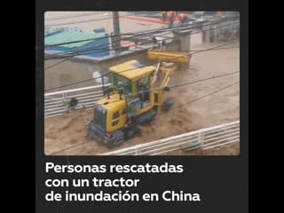 Un hombre rescata con un tractor a personas atrapadas por inundaciones en pekín