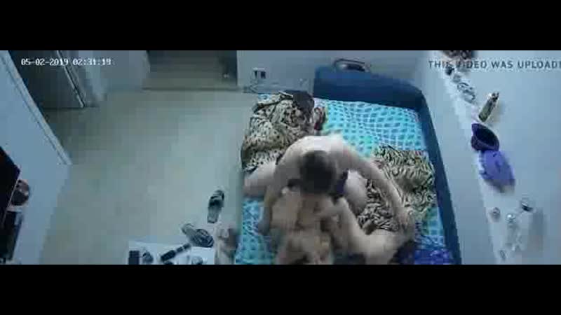 В спальне скрытая камера снимает секс втроём с молодыми