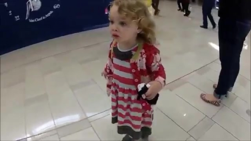 Посмотрите на реакцию этой малышки, которая впервые услышала азан