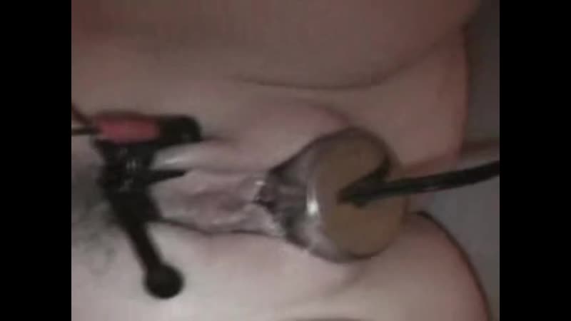 Электрод на клиторе и зонд во влагалище заставляют девушку часто кончать