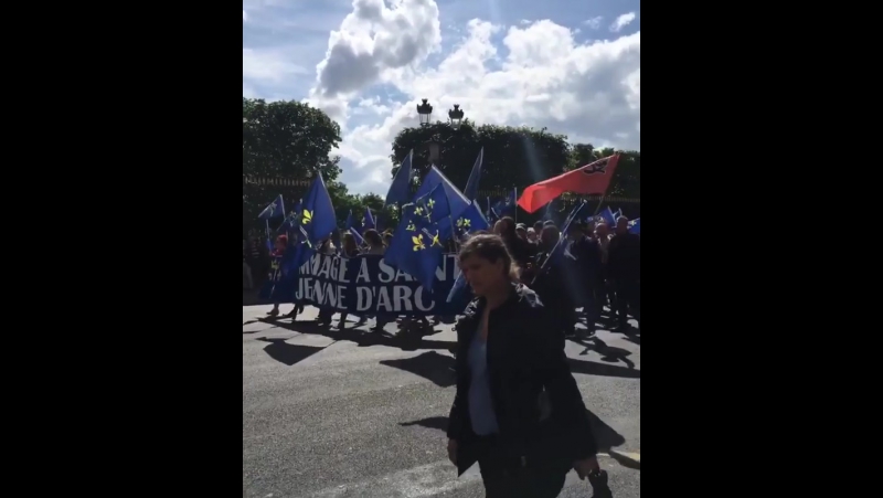 طلعنا من الكوفي والا نشوف هالعالم مدري وش عندهم 🤔😅 париж