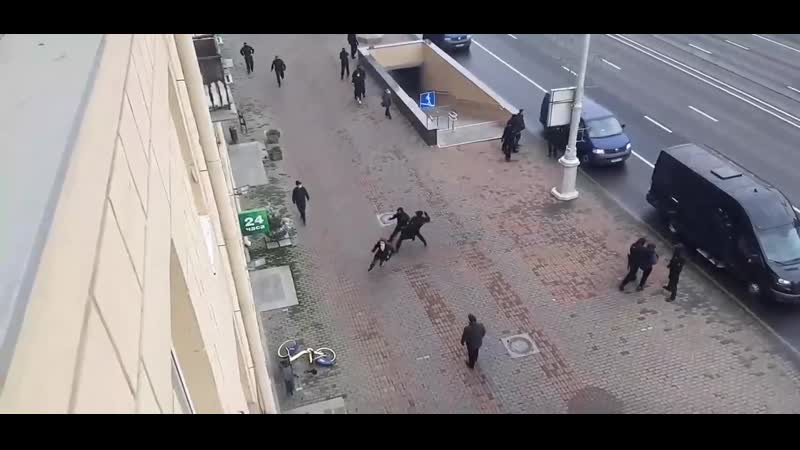 Девушка убежала от неуклюжих омоновцев