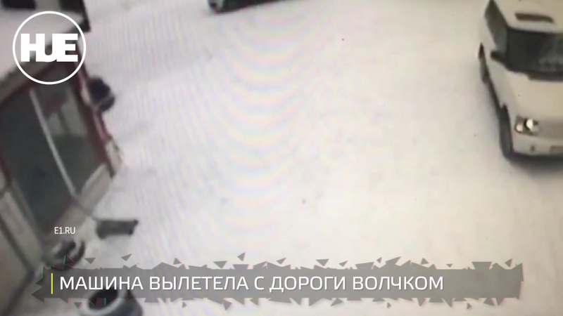 В екатеринбурге автомобиль на бешеной скорости влетел в автосалон