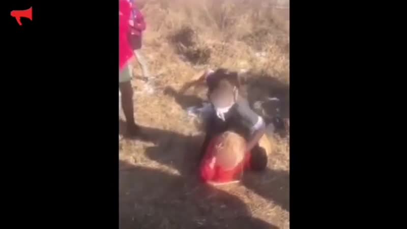 В приморье 18 летняя девочка жестоко избивает одноклассницу со своими подругами из за оскорбления