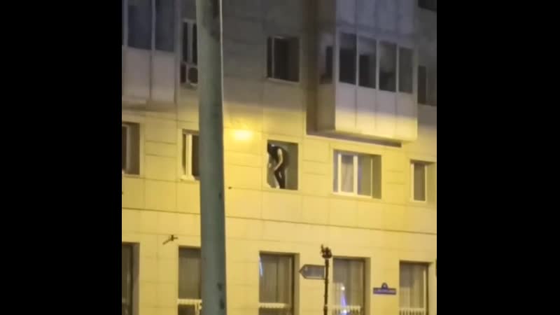 Тюменец беззаботно танцует в окне