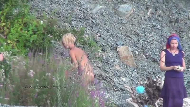 Природный душ (женщины моются под струей воды на улице)