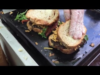 Эпический бутерброд epic grilled cheese sandwich with bacon haggis must try london street food