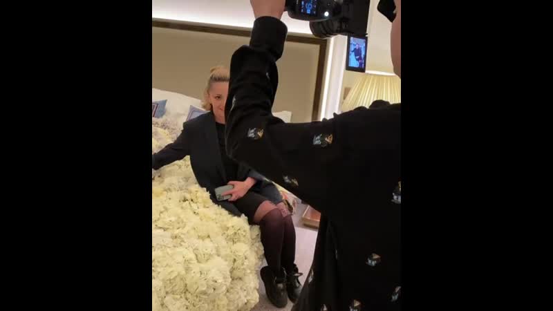 Теона дольникова в черных колготках