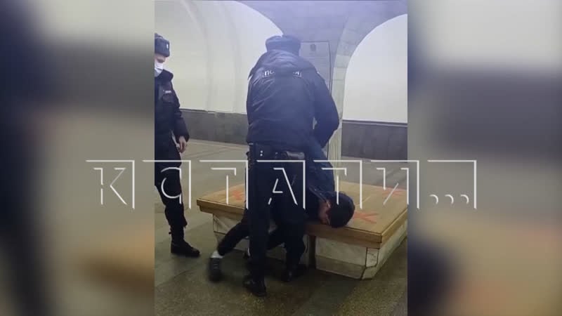 Сотрудники полиции, нарушающие масочный режим провели силовое задержание нарушителя масочного режима